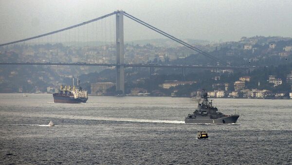 A Russian warship passes through the Bosphorus, in Istanbul, en route to the Mediterranean Sea, Tuesday, Oct. 6, 2015 - Sputnik International
