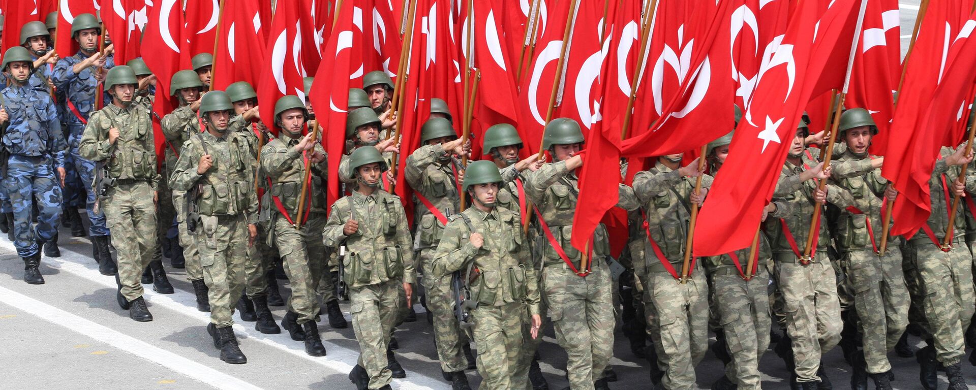 Troops parade with Turkish flag on August 30, 2013, in Ankara during celebrations for the 91st anniversary of Victory Day, with ceremonies held at Ataturk's Mausoleum known as Anitkabir in Ankara, Turkiye. - Sputnik International, 1920, 30.04.2023