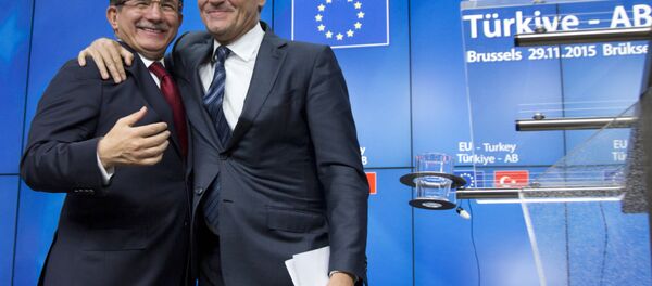 European Council President Donald Tusk, right, puts his arm on the shoulder of Turkish Prime Minister Ahmet Davutoglu after a media conference at an EU-Turkey summit in Brussels on Sunday, Nov. 29, 2015. European Council President Donald Tusk, right, puts his arm on the shoulder of Turkish Prime Minister Ahmet Davutoglu after a media conference at an EU-Turkey summit in Brussels on Sunday, Nov. 29, 2015. - Sputnik International