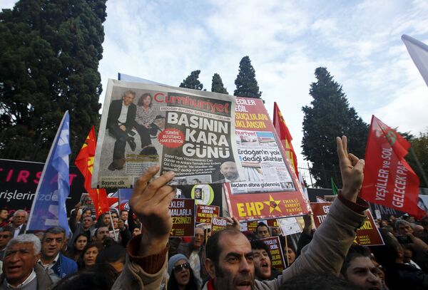 A demonstrator holds newspaper read Black day of the press during a protest outside the Cumhuriyet newspaper in Istanbul, Turkey, November 27, 2015 - Sputnik International