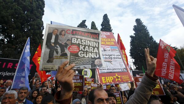 A demonstrator holds newspaper read Black day of the press during a protest outside the Cumhuriyet newspaper in Istanbul, Turkey, November 27, 2015 - Sputnik International