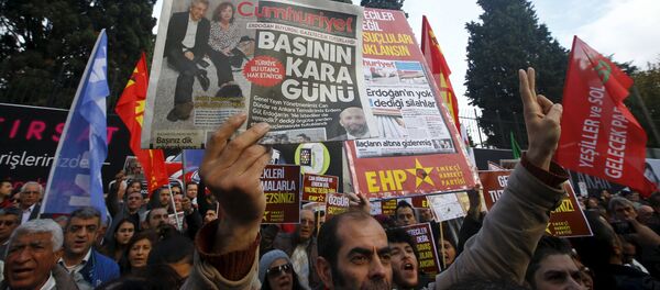 A demonstrator holds newspaper read Black day of the press during a protest outside the Cumhuriyet newspaper in Istanbul, Turkey, November 27, 2015 A demonstrator holds newspaper read Black day of the press during a protest outside the Cumhuriyet newspaper in Istanbul, Turkey, November 27, 2015 - Sputnik International