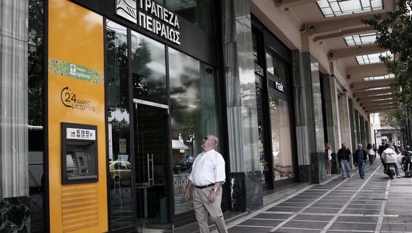 A man locks on branch of PPiraeus Bank in Athens on Tuesday May 29, 2012 - Sputnik International
