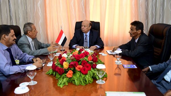 Yemen's President Abd-Rabbu Mansour Hadi (C) meets with government officials in the country's southern port city of Aden, December 1, 2015 - Sputnik International