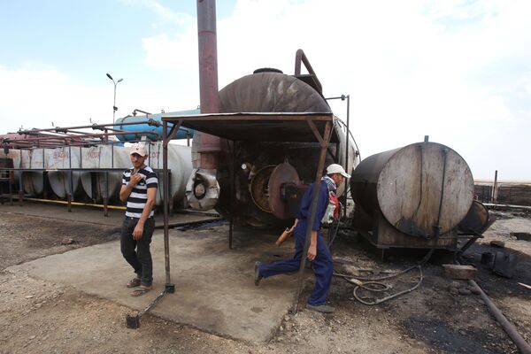 Men working in the Rmeilane oil field in Syria's northeastern province of Hasakeh, July 2015. Men working in the Rmeilane oil field in Syria's northeastern province of Hasakeh, July 2015. - Sputnik International