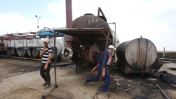 Men work on cauldron in the Rmeilane oil field in Syria's northern eastern Hasakeh province on July 15, 2015 - Sputnik International