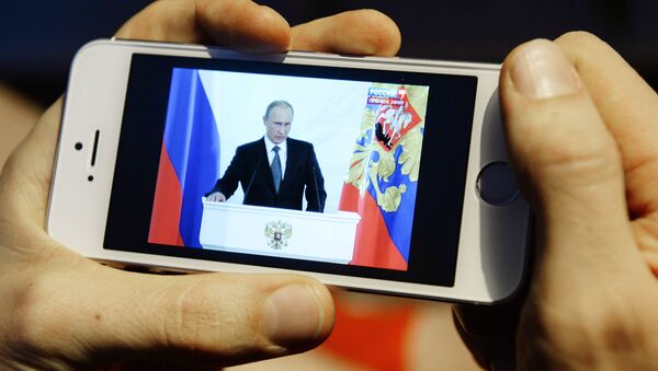 Novosibirsk resident watches the broadcast of Vladimir Putin's annual Presidential Address to Federal Assembly - Sputnik International