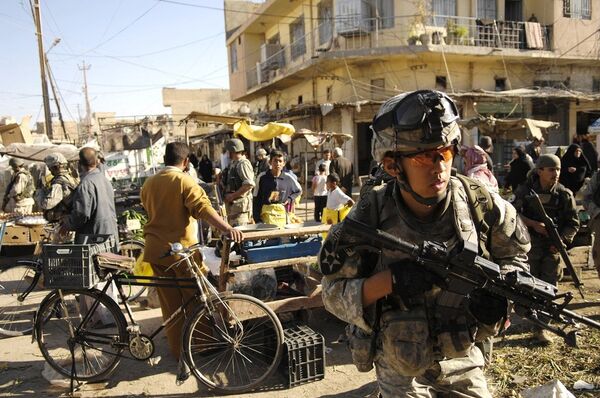 U.S. Army Spc. Kon Im and his squad move through an open-air market during a foot patrol in Baqubah, Iraq, April 5, 2007.  - Sputnik International