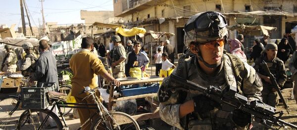 U.S. Army Spc. Kon Im and his squad move through an open-air market during a foot patrol in Baqubah, Iraq, April 5, 2007. - Sputnik International