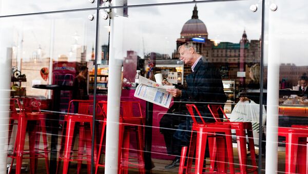 A man reading a British newspaper in London, UK - Sputnik International