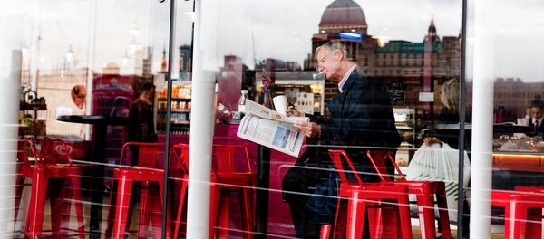 A man reading a British newspaper in London, UK A man reading a British newspaper in London, UK - Sputnik International