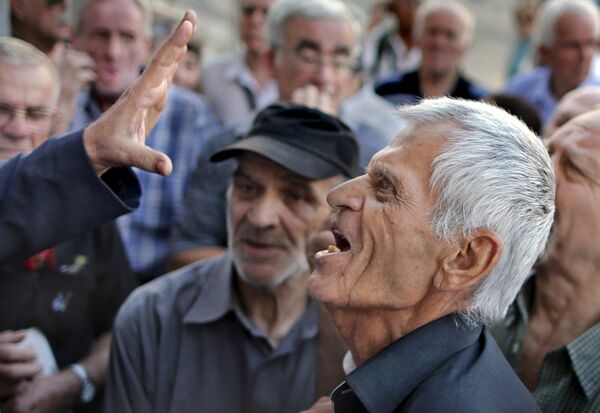 A pensioner argues with an official as he tries to enter a National Bank branch to receive part of his pension in Athens, Greece, July 6, 2015. A pensioner argues with an official as he tries to enter a National Bank branch to receive part of his pension in Athens, Greece, July 6, 2015. - Sputnik International
