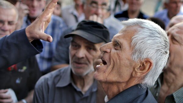 A pensioner argues with an official as he tries to enter a National Bank branch to receive part of his pension in Athens, Greece, July 6, 2015. - Sputnik International