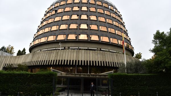 A man stands at the entrance of the Spanish Constitutional court in Madrid on November 4, 2015 - Sputnik International