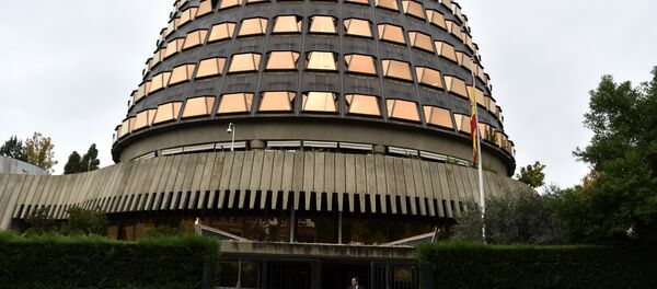 A man stands at the entrance of the Spanish Constitutional court in Madrid on November 4, 2015 - Sputnik International