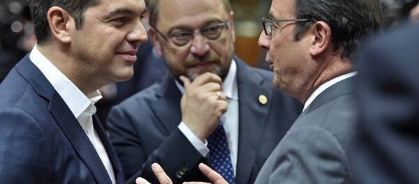 Greek Prime Minister Alexis Tsipras, left, and European Parliament President Martin Schultz listen to French President Francois Hollande, right, during the EU summit in Brussels, Belgium on Thursday, Oct. 15, 2015. - Sputnik International