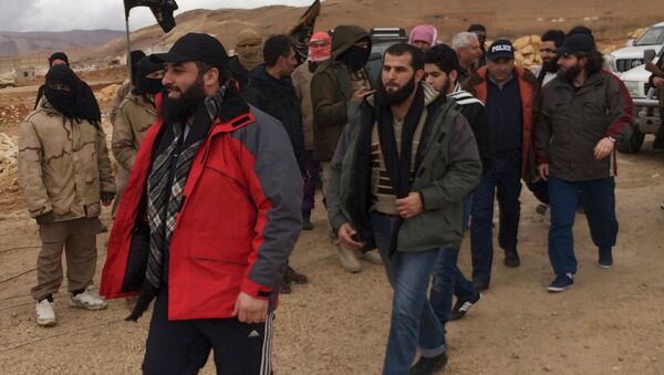 Al Qaeda-linked Nusra Front fighters (back L) stand as Lebanese soldiers and policemen (C) are released in Arsal, eastern Bekaa Valley, Lebanon, December 1, 2015 - Sputnik International