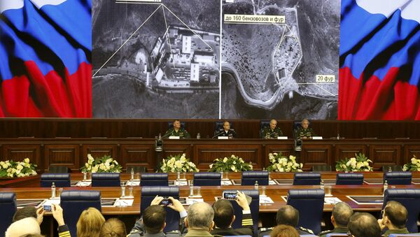 Defence ministry officials sit under screens with satellite images on display during a briefing in Moscow, Russia, December 2, 2015 - Sputnik International