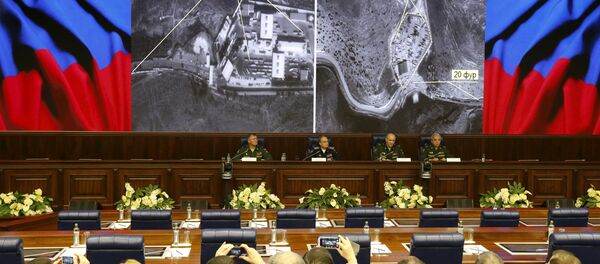 Defence ministry officials sit under screens with satellite images on display during a briefing in Moscow, Russia, December 2, 2015 Defence ministry officials sit under screens with satellite images on display during a briefing in Moscow, Russia, December 2, 2015 - Sputnik International