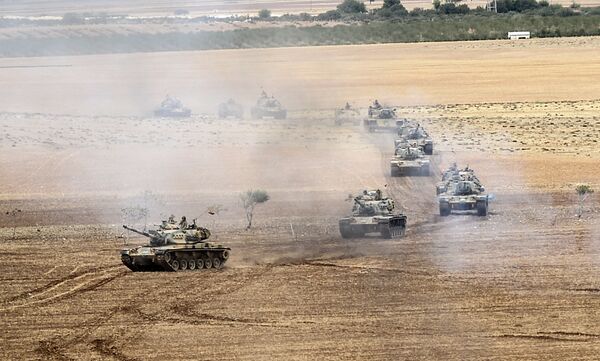 Turkish army tanks take position near the Syrian border on September 29, 2014 in Suruc after three mortars hit the Turkish side. - Sputnik International