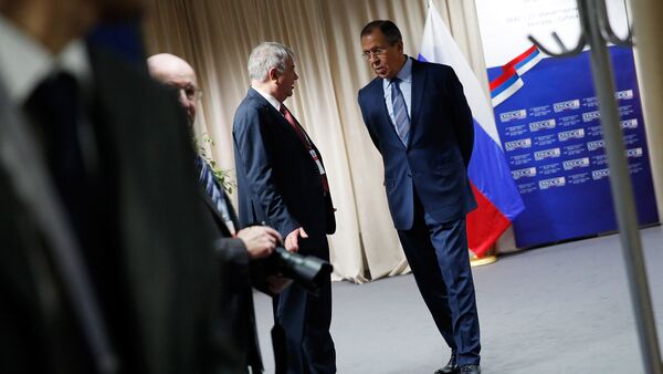 Russian Foreign Minister Sergei Lavrov (R) waits to greet the US Secretary of State prior to a bilateral meeting alongside the annual Organization for Security and Cooperation in Europe (OSCE) Ministerial Council meeting in Belgrade on December 3, 2015 - Sputnik International
