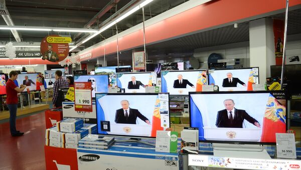The live broadcast of Russian President Vladimir Putin's Presidential Address to the Federal Assembly at an M.Video electronics store in Moscow - Sputnik International