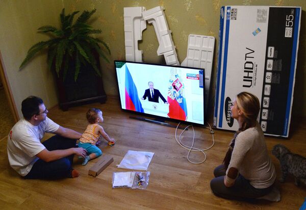 A young family in Vladivostok watches the live broadcast of Russian President Vladimir Putin's Presidential Address to the Federal Assembly A young family in Vladivostok watches the live broadcast of Russian President Vladimir Putin's Presidential Address to the Federal Assembly - Sputnik International