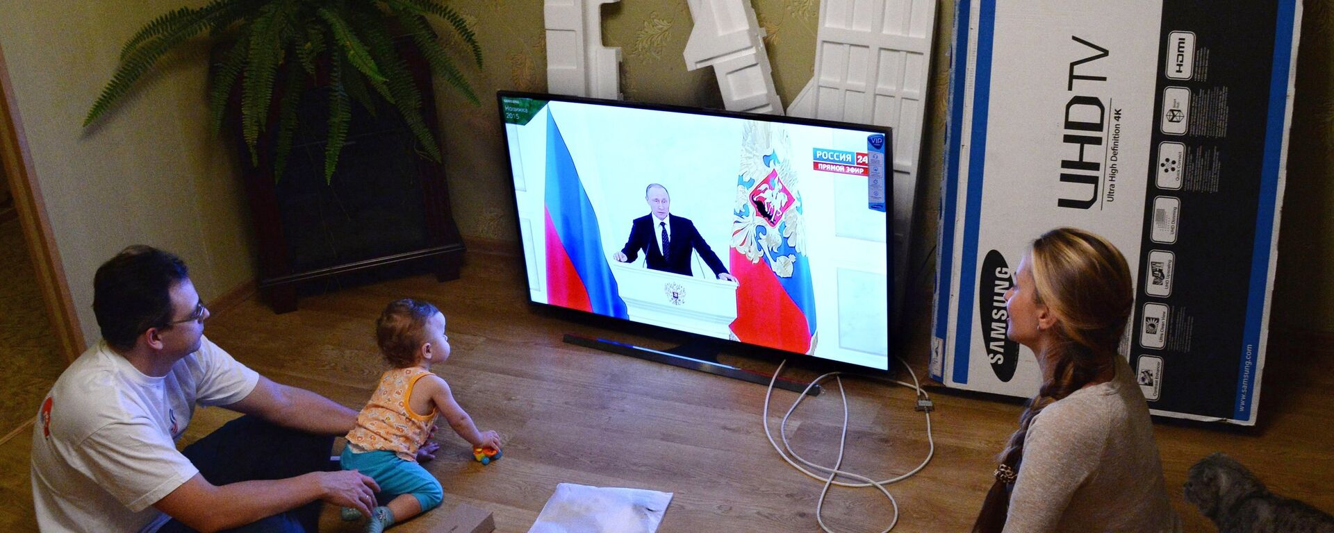 A young family in Vladivostok watches the live broadcast of Russian President Vladimir Putin's Presidential Address to the Federal Assembly - Sputnik International, 1920, 14.10.2021