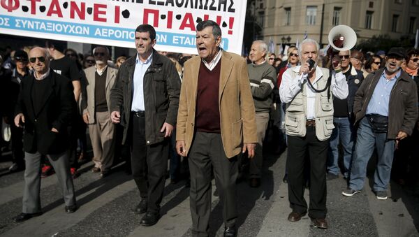 Greek pensioners shout slogans during an anti-austerity demonstration marking a 24-hour strike in Athens, Greece, December 3, 2015 - Sputnik International