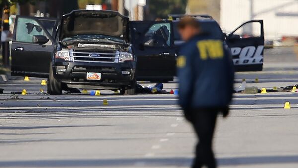 FBI and police continue their investigation around the area of the SUV vehicle where two suspects were shot by police following a mass shooting in San Bernardino, California December 3, 2015 - Sputnik International