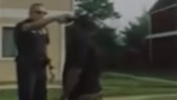 Maryland cop holds gun to man's head after minor traffic stop - Sputnik International