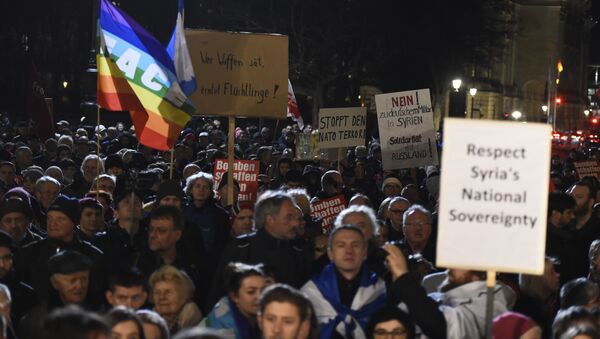 People gather in front of the Brandenburg Gate in Berlin on December 3, 2015 - Sputnik International