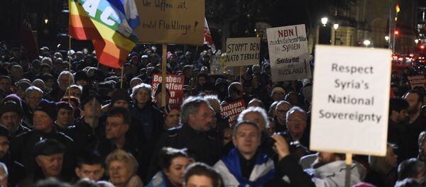 People gather in front of the Brandenburg Gate in Berlin on December 3, 2015 - Sputnik International