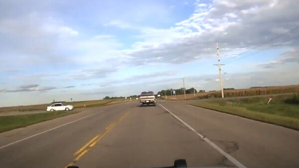 Motorist Barely Avoids Car Crash. - Sputnik International