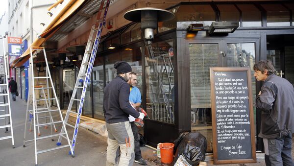 Men work on the shop front of the cafe La Bonne Biere, one of the establishments targeted during the November Paris attacks, in Paris, Thursday, Dec. 3, 2015. - Sputnik International