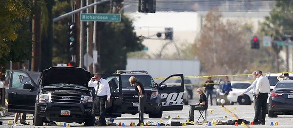 Police and Sheriff's Office Crime Scene Iinvestigators examine evidence at the scene of the investigation around an SUV where two suspects were shot by police following a mass shooting in San Bernardino, California December 3, 2015. Police and Sheriff's Office Crime Scene Iinvestigators examine evidence at the scene of the investigation around an SUV where two suspects were shot by police following a mass shooting in San Bernardino, California December 3, 2015. - Sputnik International