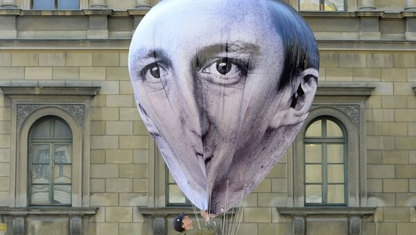 Activists inflate a balloon with face of Britain's Prime Minister David Cameron on June 5, 2015 in Munich, southern Germany. - Sputnik International
