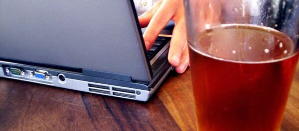 A laptop and a glass of beer - Sputnik International