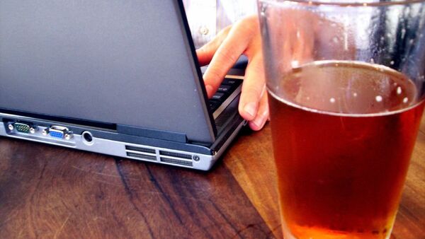 A laptop and a glass of beer - Sputnik International