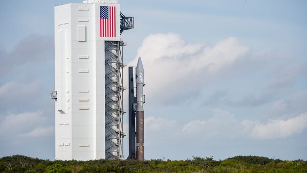 The United Launch Alliance Atlas V rocket with Orbital ATK’s Cygnus spacecraft onboard is seen shortly after Launch Complex 41 Vertical Integration Facility on December 2, 2015 - Sputnik International