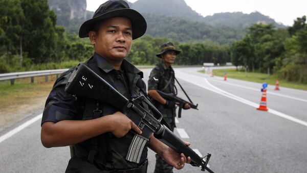 Malaysian Police stands guard at the Malaysia-Thailand border. - Sputnik International