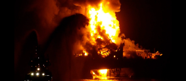 Azerbaijan Guneshli's oil and gas platform burns - Sputnik International