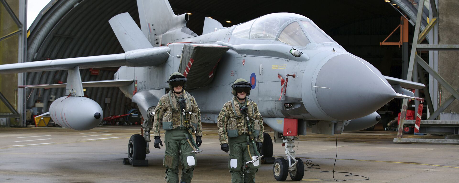 Pilots walk in front of a Tornado GR4 aircraft at the British Royal Air Force airbase RAF Marham in Norfolk in east England on December 2, 2015 - Sputnik International, 1920, 02.02.2022