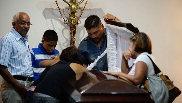 Family attend the funeral of the local leader of the Democratic Action party in Altagracia de Orituco, Luis Manuel Diaz, in the Altagracia de Orituco town in Guarico state, Venezuela, on November 26, 2015. - Sputnik International