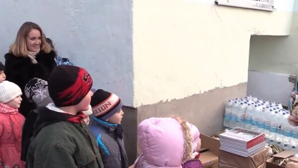 Russia: EMERCOM delivers water and Christmas gifts to Crimean kids - Sputnik International