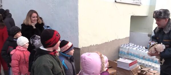 Russia: EMERCOM delivers water and Christmas gifts to Crimean kids - Sputnik International