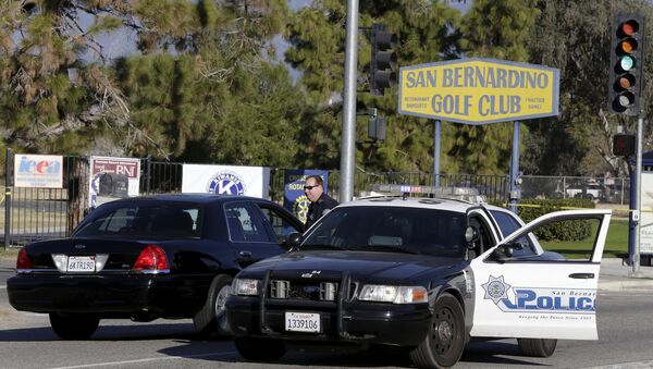 A police officer stands on the street outside the Inland Regional Center following Wednesday's attack in San Bernardino, California December 5, 2015. - Sputnik International