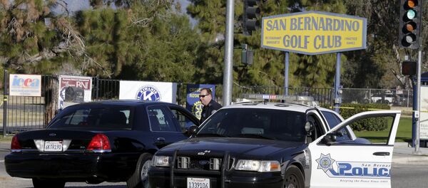A police officer stands on the street outside the Inland Regional Center following Wednesday's attack in San Bernardino, California December 5, 2015. A police officer stands on the street outside the Inland Regional Center following Wednesday's attack in San Bernardino, California December 5, 2015. - Sputnik International