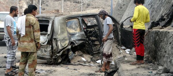 People look at the wreckage of a car at the site of the a car bomb attack that killed the governor of Yemen's southern port city of Aden December 6, 2015 People look at the wreckage of a car at the site of the a car bomb attack that killed the governor of Yemen's southern port city of Aden December 6, 2015 - Sputnik International