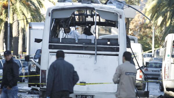 Tunisian forensics police inspect a Tunisian presidential guard bus at the scene of a suicide bomb attack in Tunis, Tunisia - Sputnik International